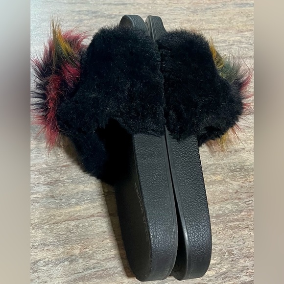 Steve Madden plush slides with multicolored Pom - Picture 10 of 12